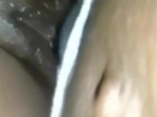 Deslizó un gran consolador negro dentro de ella y le encantó.