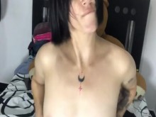 chica con tatuajes juega con su culo