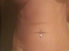 Un juguete azul bebé quiere encontrar un lugar escondido