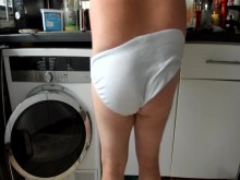 limpiando platos y gimiendo