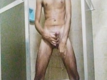 Dándose una ducha y pasándola bien caliente