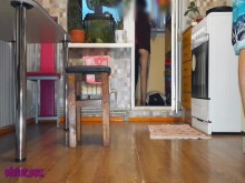 el marido estaba un poco distraído y la esposa sin bragas sedujo a un amigo en común