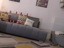 Chicas súper calientes, lindas, sexys, apretadas y cachondas juegan al mini golf para masturbarse a un chico en un concurso de pajas