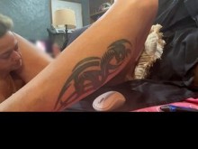 ella le lame el culo y le chupa las pelotas hasta la punta de su dura polla. Esposa le hace una mamada a su marido después de pegging