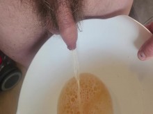 Orinando en una mañana soleada