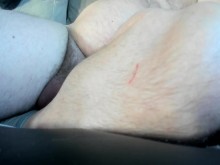 relajándose en el sofá