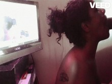 GRAN POLLA MARRÓN RECIBE MAMADA DE ÉBANO LESBIANO EN WEBCAM