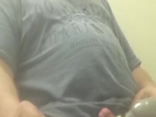 Masajeando mi pequeña polla para correrme en la webcam