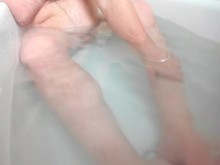 relajándose en el baño