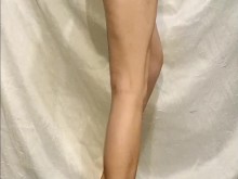 Descubrí cómo mi hermanastra seduce a los chicos en la webcam... striptease muy tímido