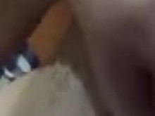 Me mojé todo y me corrí con el consolador.