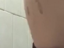 Como un perrito moviendo la cola buscando una polla.