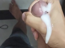 Chorro de semen saliendo de mi gran polla