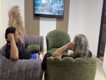 Día de ver películas, me pongo muy caliente y me desnudo para que mi marido me folle