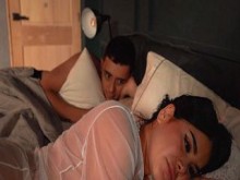 Hermanastros comparten cama después de un error en el hotel - Qué polla tan grande - Issane y Leandro Gray