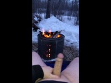 Cumming y orinando en la fogata