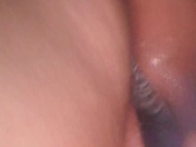 Joven latina jugando en Snapchat