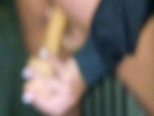 Vecina me muestra el culo en el ascensor y se termina masturbándo sorpresivamente