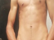 Latino con gran polla se masturba y se corre!!