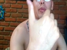 Chacal activo se masturba con un globo de condón y saca mucho semen