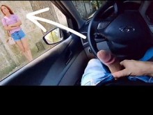 ¡Masturbación arriesgada para una chica caliente que me miraba desde la parada de autobús!