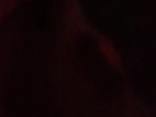 Me masturbo entre luces hasta que me corro