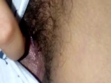 ¡Hola! Pequeña virgen peluda natural saludando a pornhub