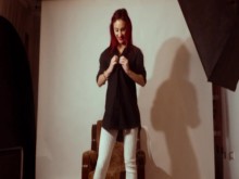 Ariel Ortiz muestra su cuerpo desnudo en público y se echa aceite por todo el cuerpo