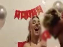 FELIZ CUMPLEAÑOS. HOTWIFE SOPLA LA VELA MIENTRAS CHUPA LA PIJA. LIVE NENAMALA