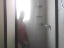 Me Lavo Y Empiezo A Complacerme. Me Ablando Y Mi Verga Se Siente Suave.