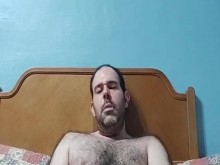 Solo y cachondo de noches jugando en webcam me piden que me corra en mi pecho