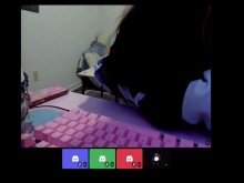 Bromear con los amigos de mi hermanastro en Discord y luego tocarme debajo de la mesa