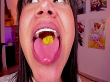 Lila Jordan se traga un osito de goma amarillo, fetiche de la giganta Vore