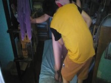 Toqueteando el cuerpo un buen rato