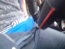 a ella le gusta tocarme en publico