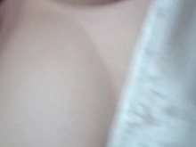 Se masturba solita en su casa