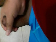 PENSANDO EN LA MAMA DE MI AMIGO ME MASTURBO