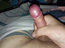 Me masturbo a chorros en mi cama dejando mucha leche