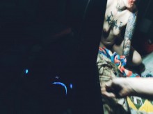 Milf sexy tatuada intenta hacerle una garganta profunda a su gran polla