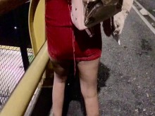 desesperada orina mientras camina por la calle con su vestidito rojo