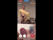 Mi esposo se masturba y se corre frente a mi mamá mientras hablamos con ella por videollamada.