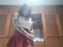 linda chica caliente se desnuda