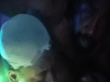 Divirtiéndose mucho follando bajo las luces