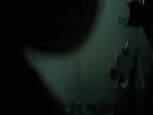 Haciéndole cosquillas en el ombligo desde dentro.