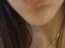 Masturbándose y hablando por teléfono con su novio