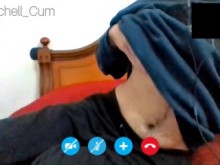 Hombre trans peludo se olvida de apagar la cámara web después de la videollamada - vista previa