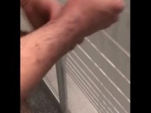 Vídeo personalizado para una chica especial. Masturbación a 2 manos. Gran carga en la ducha.corrida