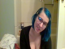 Chica universitaria descubre que su novio está interesado en la vinculación