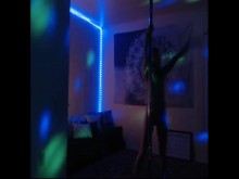EmmaLeef se lo toma duro en Stripper Pole