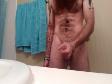 Macho hetero complaciéndose a si mismo